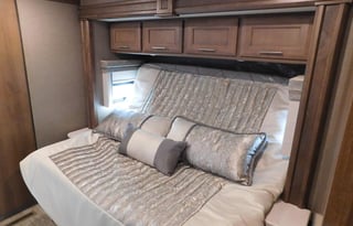 2018 Thor Motor Coach Miramar 35.2