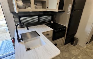 Sleeps 10! Private Bunk House and Bedroom!