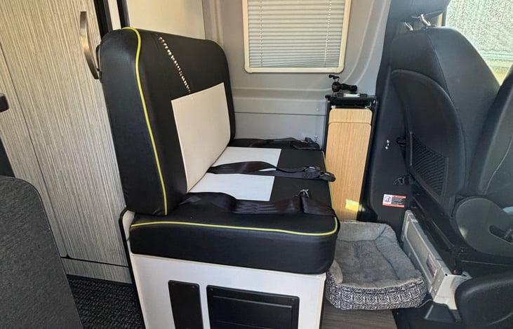 Second row passenger seat w/ 2 seat belts