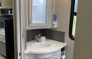 2022 Fleetwood RV Discovery 38N