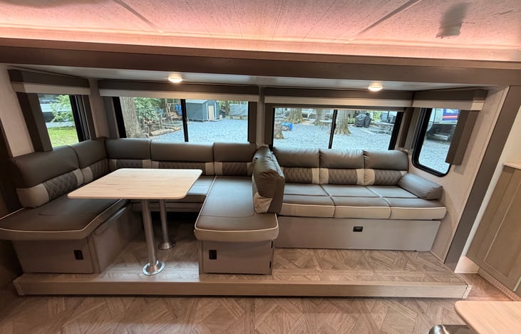 Versa lounge in larger dinette position