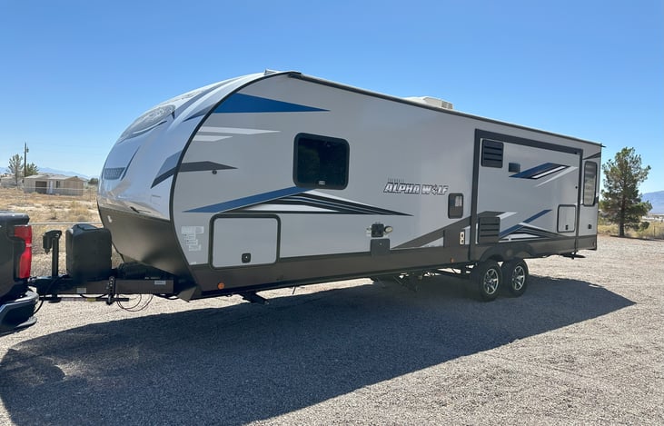 This 34-foot-long travel trailer with weight distribution hitch tows like a dream.