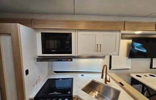 Luxury Class C Like NEW!!!