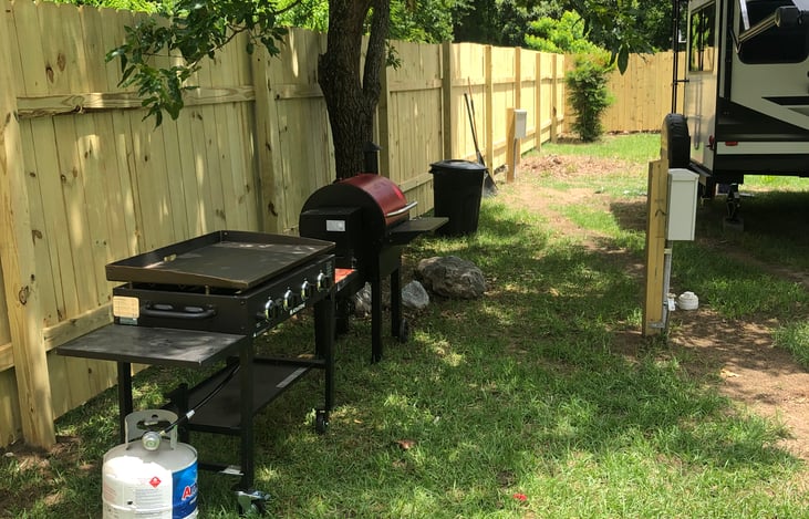 FREE OUTDOOR COOKING: GRIDDLE, GRILL, FISH FRYER.