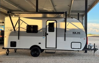 “Cozy Couple’s Escape – Pet Friendly Rv