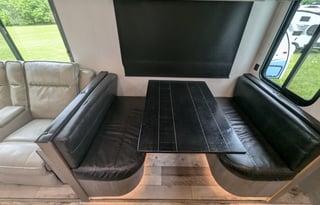 Outback | Large & Luxurious w/ Bunkhouse Sleeps 10
