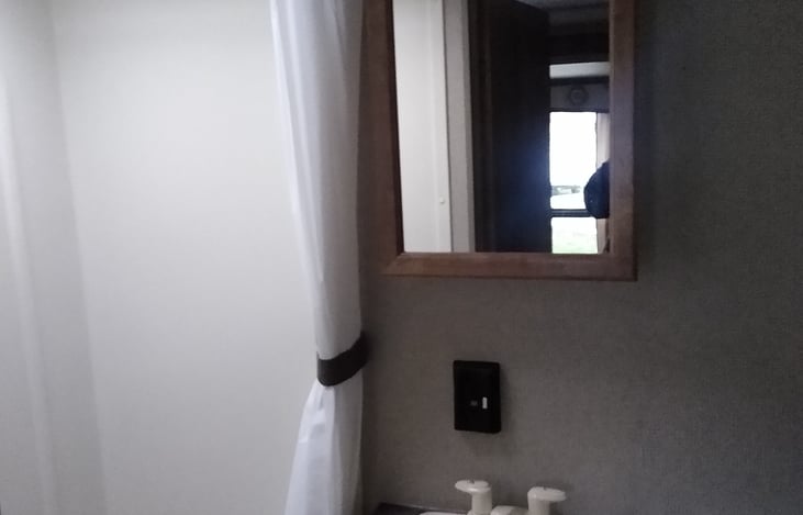 BATHROOM W/ SHOWER/TUB, SINK & TOILET