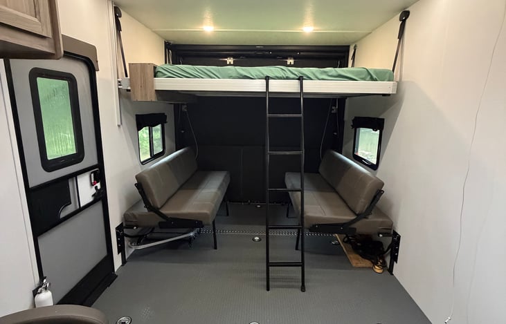 Rear bed with dinette underneath