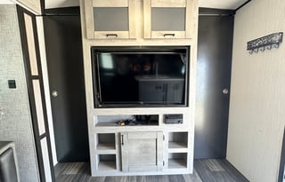 32 Ft Travel Trailer King size bed! Sleeps 8-10