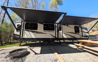 Outback: Chef's kitchen, King bed, 3 slides, Solar