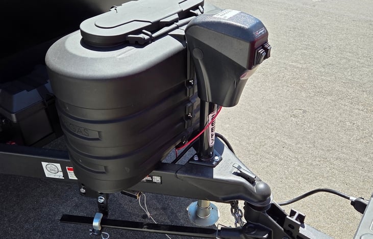 Motorized tongue lift and stabilizer hitch for smoother pulling