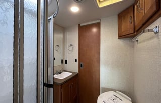 Explore in Style: 2018 Minnie Winnie 31G - Sleep9!