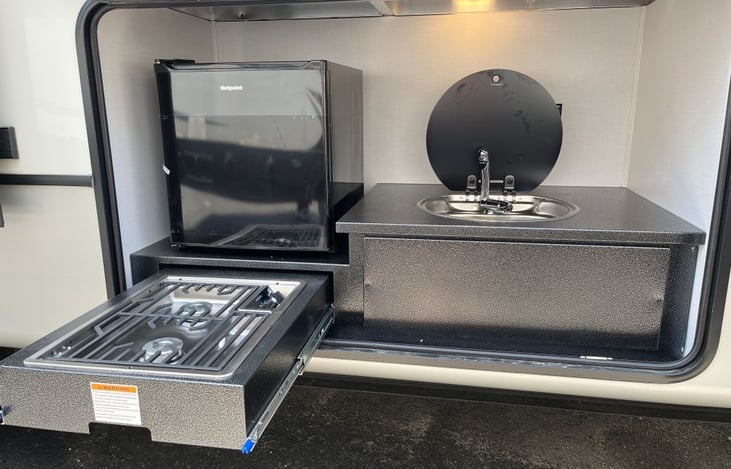 Outdoor kitchen, so you never have to go inside! Separate tabletop grill included.