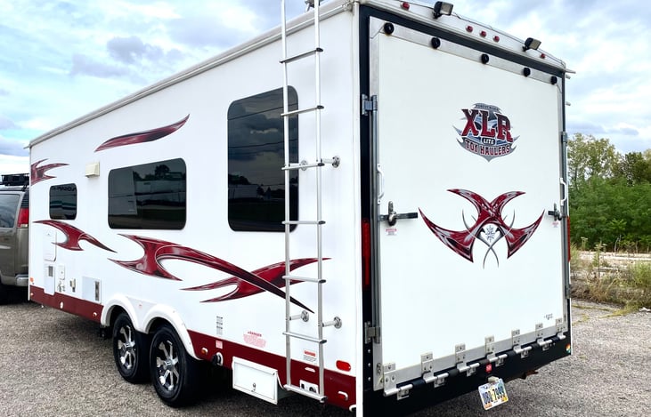 Fold down ramp door for easy loading. This unit also has a pull down screen door cover for a great option to enjoying a wide open view of the outdoors without the concern of intrusion of wildlife.