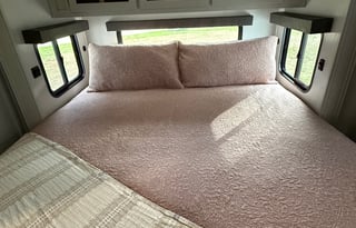 Luxury & Comfort 5th Wheel– Perfect for Adventures