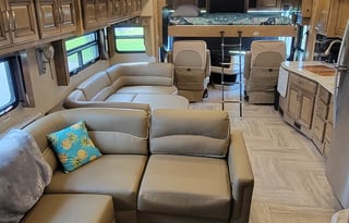 Family Fun Coach-MN-Bring Fido -2Bath! - 2019