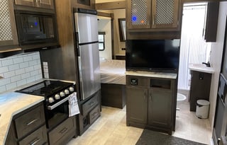 **Grand Design Momentum 31*2 bathrooms!