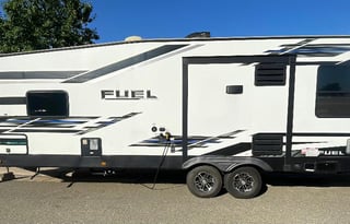 2021 Toy hauler FREE kayak & FREE SUP