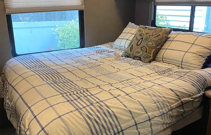 Short queen bed with upgraded memory foam mattress. TV/DVD with Nintendo emulator. Indoor/outdoor Bluetooth radio in the master bedroom.