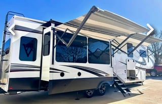 **Clean and Modern 2022 Grand Design Solitude**