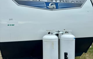 Stay Cool in Like-new Travel Trailer w/2 ACs