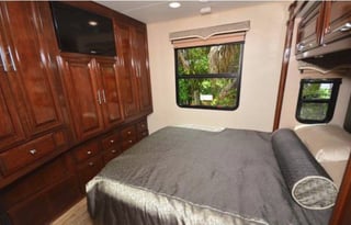 "BEAUTIFUL" 2018 Georgetown 38 ft Luxury RV