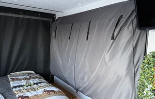Under 5,000lbs, pet friendly, toy hauler sleeps 4