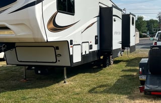 **Campy the SUPER COOL pet friendly 5th Wheel**