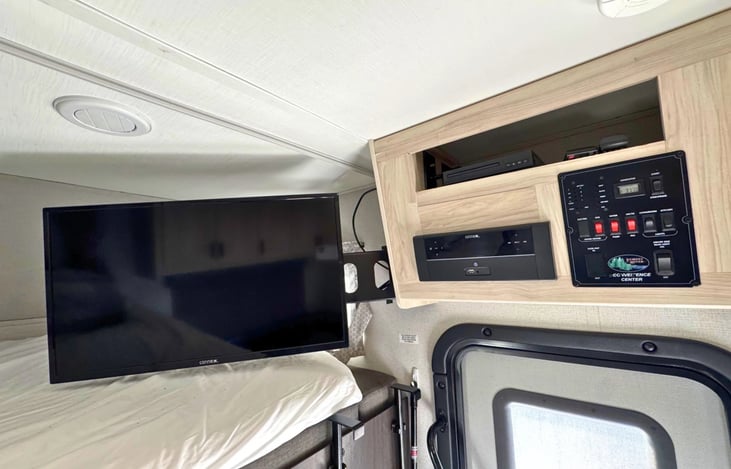 Swivel tv, DVD player, DVD's included.