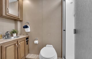 North Cascades Bounder | Luxury | Spacious | Vegas