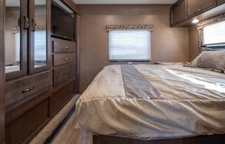 C9:Luxury Thor 10 Sleeper w 3 Bunks! 2 Slides-WiFi