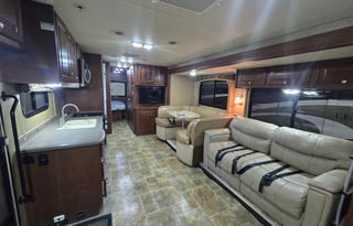 2014 Thor Motor Coach Miramar 32 1