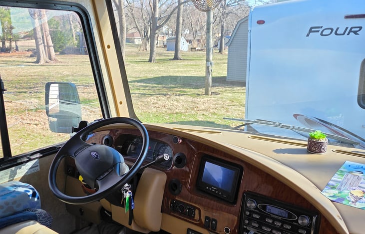 Roomy driver area. Large rear view & sideview cameras screen. CD player am/fm/stereo. Auto leveling system. Large full-view windshield.