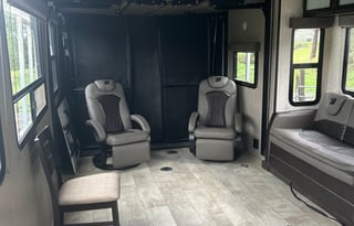 2019 Grand Design Momentum 28G – Pet Friendly!