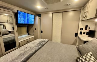 Luxury Bunkhouse Sleeps 10 Solar Wifi 2 A/C + More