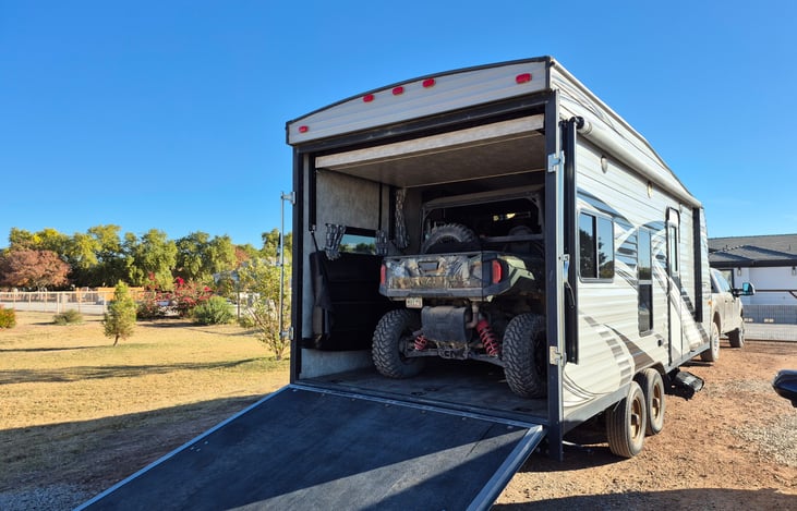 Perfect trailer for hunting in cold temps.  Walls, floors and ceiling are insulated.