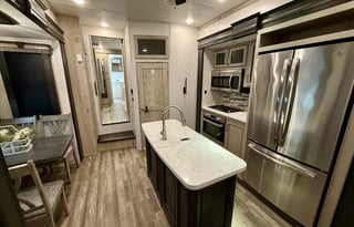 Keystone Alpine 3700FL ***1.5 bath and King Bed***