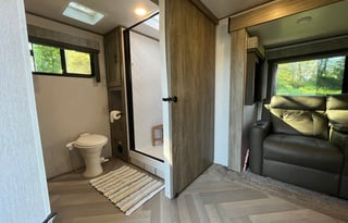 Big & Comfy - Large bathroom, full kitchen + Pets!
