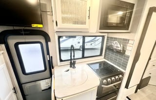 C4-*NEW* 2023 Prism Mercedes Luxury Rv - Sleeps 6