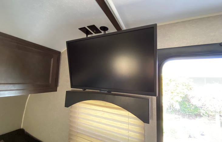 Dinette: Flat screen mounted TV