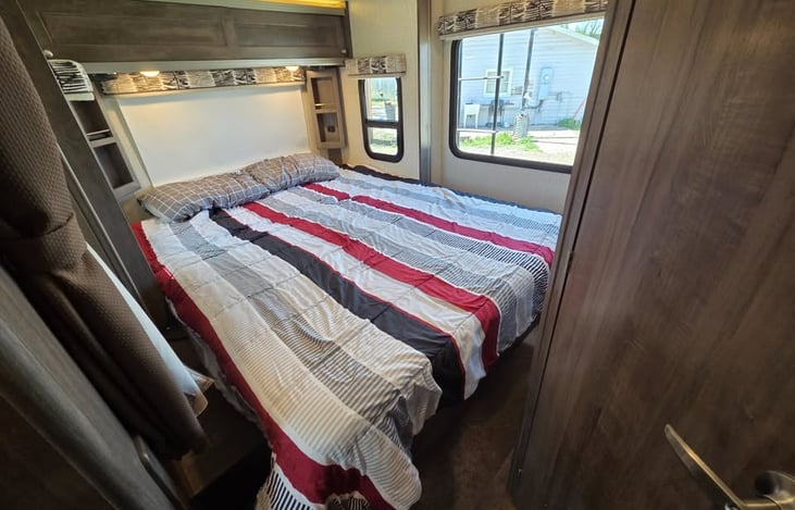 Queen-size bed with a slide-out.