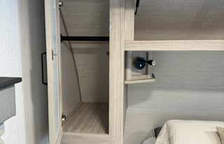 Easy Luxury Getaway! King Bed!