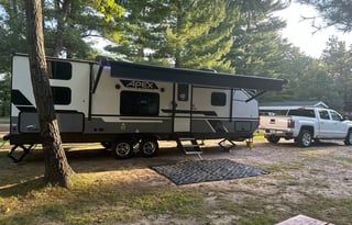 2023 Luxurious Family-Friendly Apex Ultra-Lite
