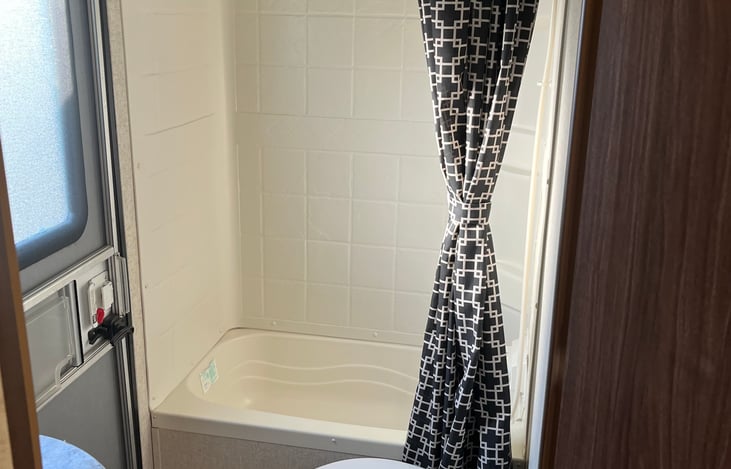 Shower with a small tub for the little ones.