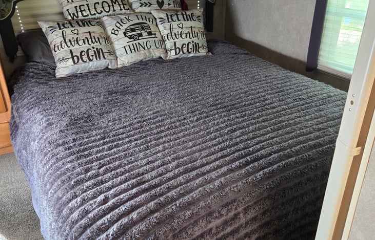 Recharge for tomorrow’s journeys in the queen bed with a 14" tempur-pedic mattress.