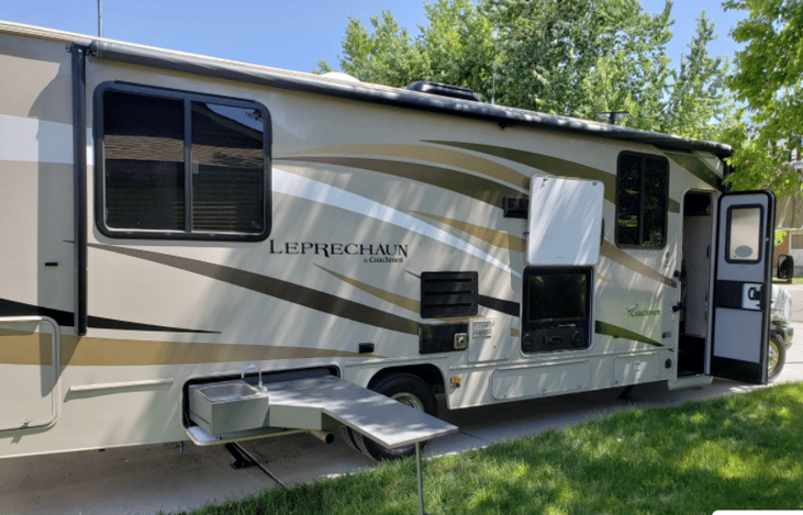 Exterior with exterior TV and exterior sink out.