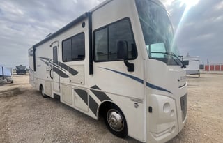 Get Out of Town 2018 Winnebago Sunstar 31BE