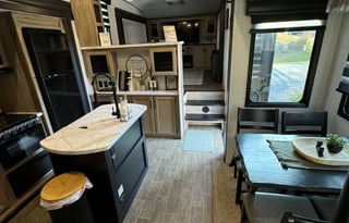 2022 Arctic Wolf 5th wheel sleeps 8-10