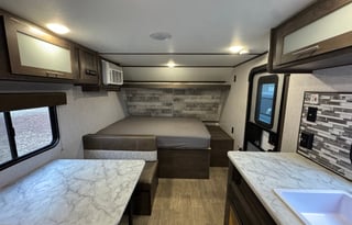 Lightweight, sleeps 6, upgrades! 400W solar system
