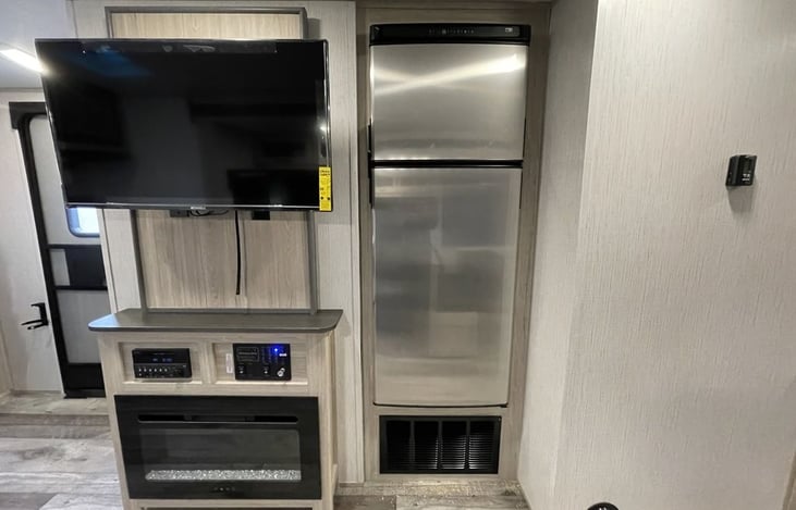 Bluetooth Stereo System w/ Outside Speakers, 40 inch LED TV,  10 Cu. Ft. Refrigerator - 12V